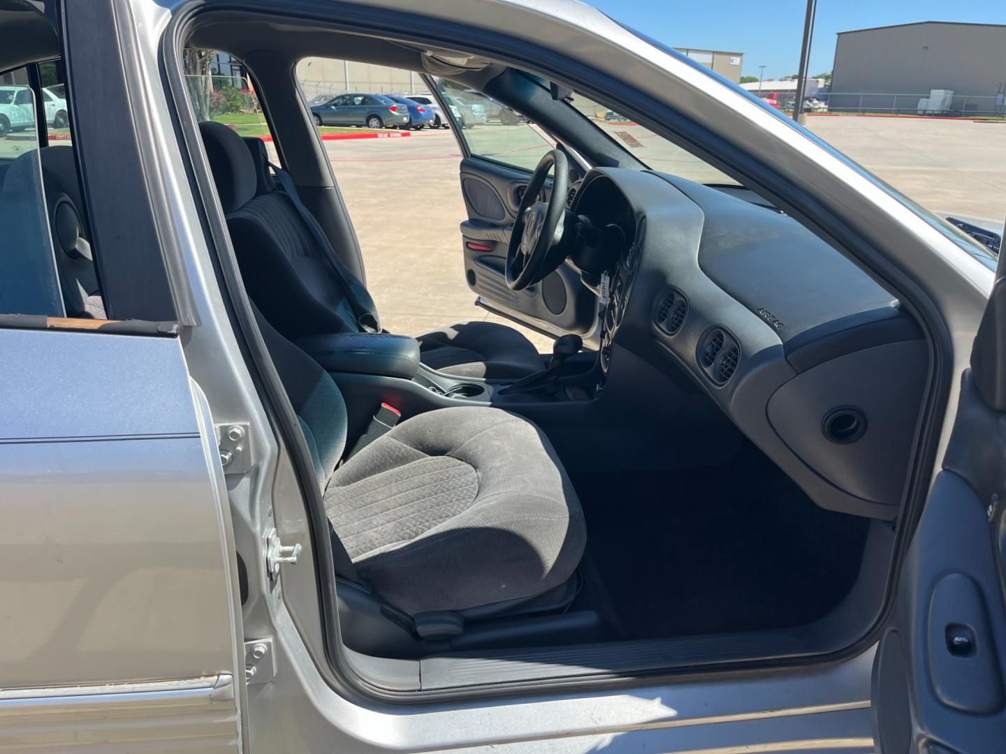 2005 SILVER /gray Pontiac Bonneville SE (1G2HX52K45U) with an 3.8L V6 OHV 12V engine, 4-Speed Automatic Overdrive transmission, located at 14700 Tomball Parkway 249, Houston, TX, 77086, (281) 444-2200, 29.928619, -95.504074 - Photo#11